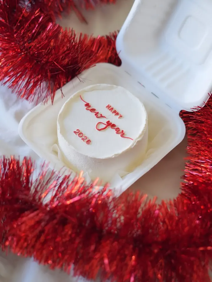 Mini bento cake with hand-piped decoration